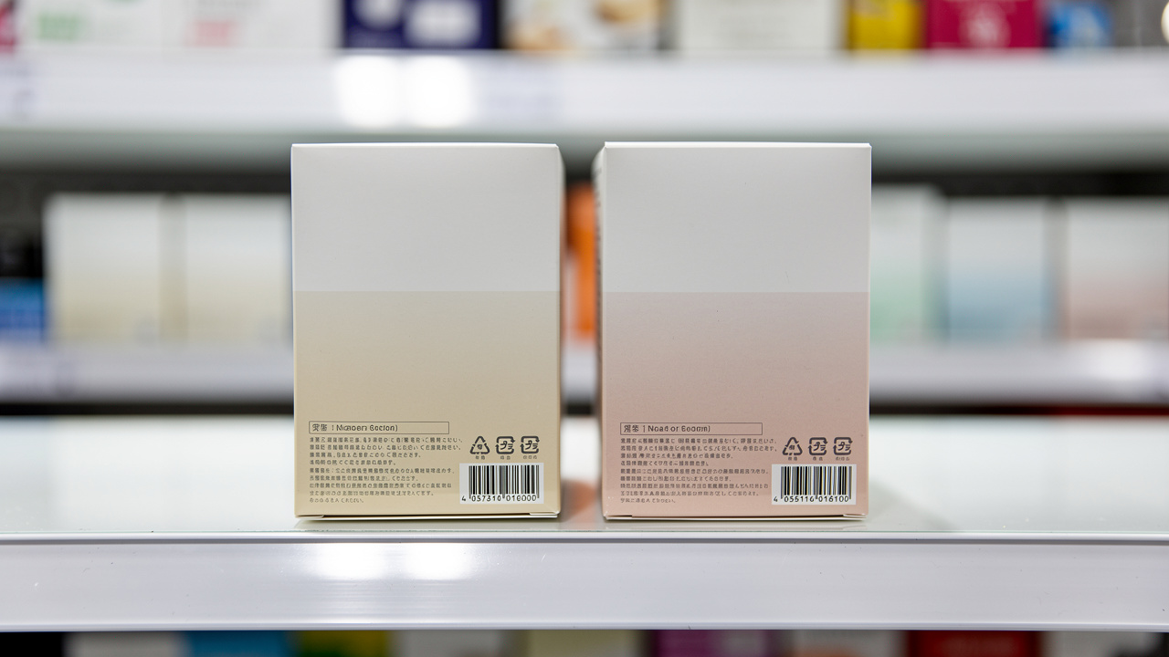 Dois produtos similares lado a lado em prateleira sem distinção visual aparente