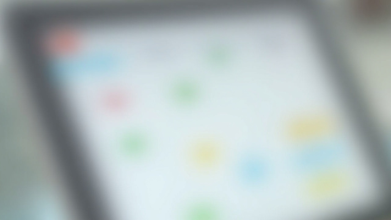 Tela de tablet mostrando um calendário digital com blocos de tempo coloridos para tarefas de e-commerce
