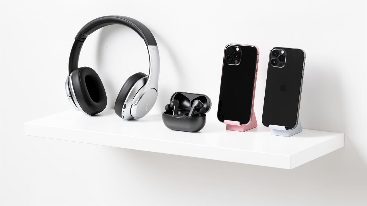 Produtos eletrônicos como fones e smartphones organizados em prateleira de loja online