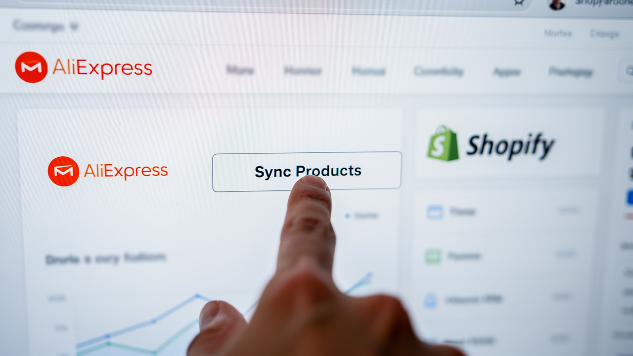 Dedo apontando para um botão de sincronizar produtos em uma interface de software