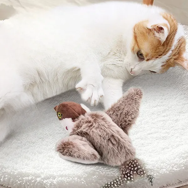 Gato Brincando com Brinquedo Pássaro Eletrônico