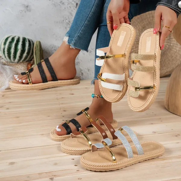 Chinelo feminino com borlas - detalhe lateral