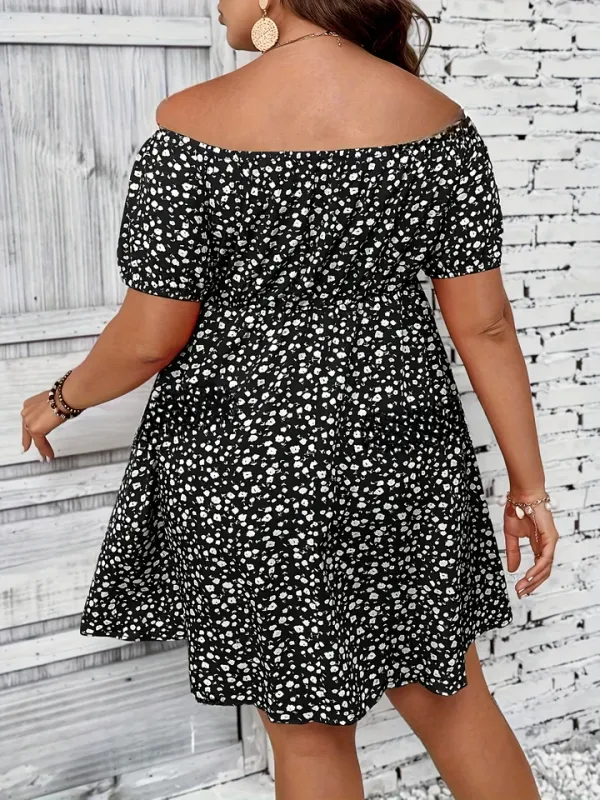 Vestido floral plus size - detalhe do decote e estampa