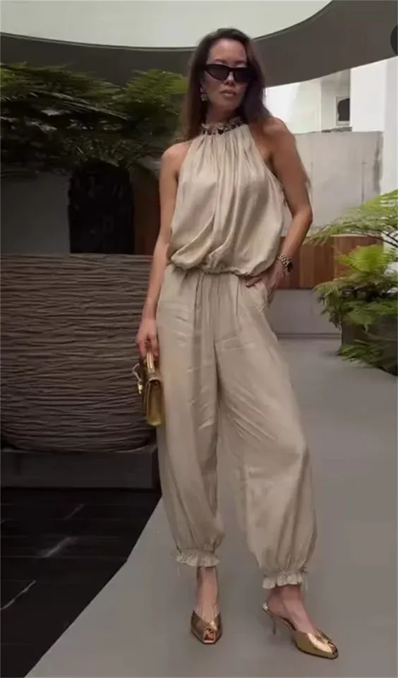 Conjunto feminino elegante — detalhe do colete com miçangas