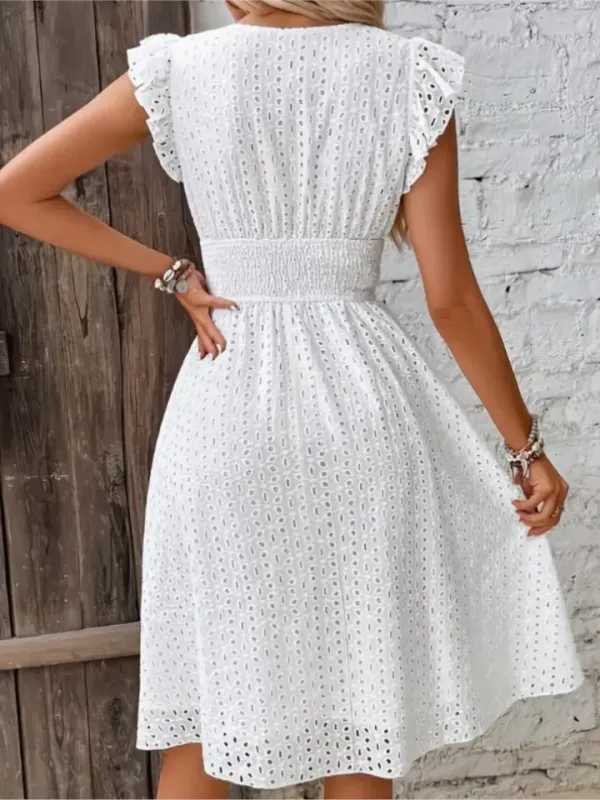 Vestido branco midi plissado com manga e detalhes em renda