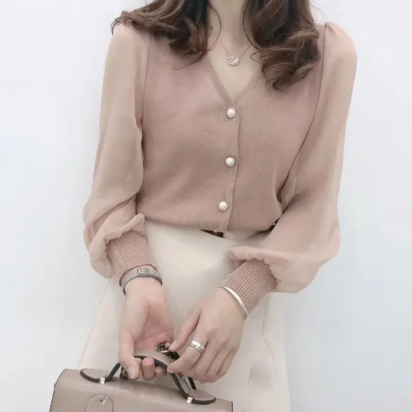 Blusa feminina manga longa com renda e botões, look casual elegante