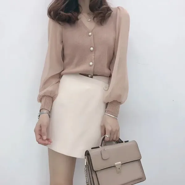 Detalhe da renda e botões da blusa feminina manga longa