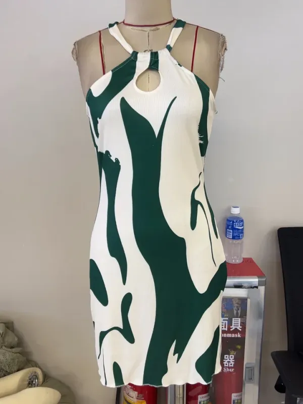 Detalhe da renda e estampa do vestido feminino