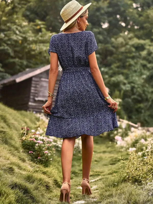 Look casual elegante com vestido floral plissado para resort e viagem