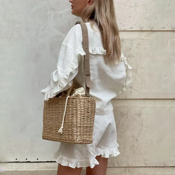 Conjunto feminino de linho — shorts plissado e camisa, vista lateral