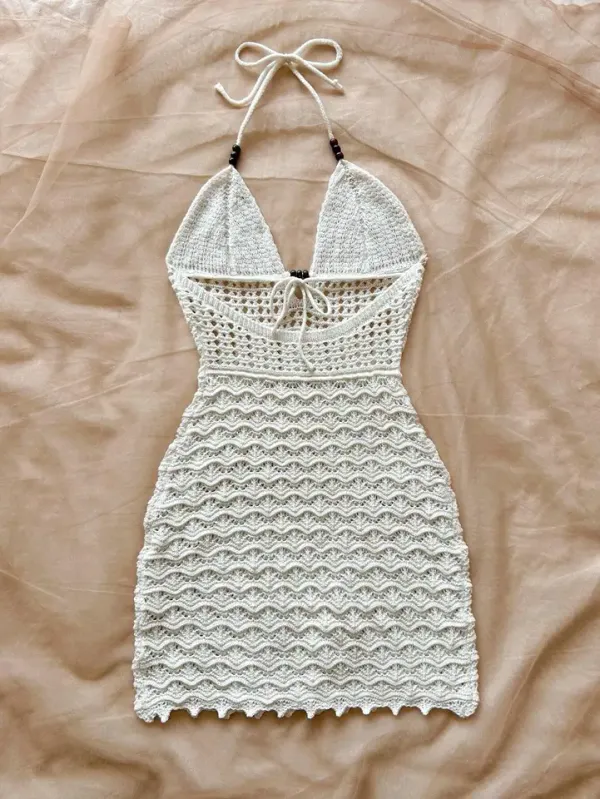 Vestido de crochê branco feminino — detalhe do decote halter