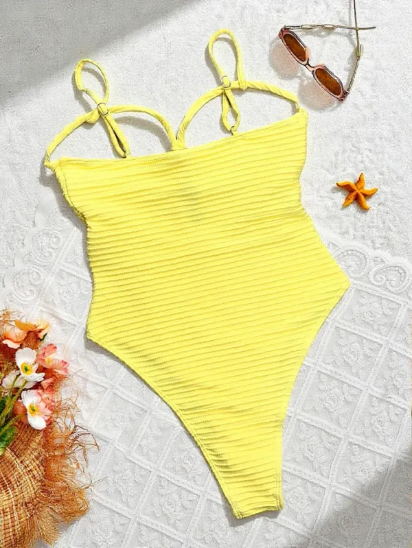 Monokini amarelo cavado look pós-praia elegante