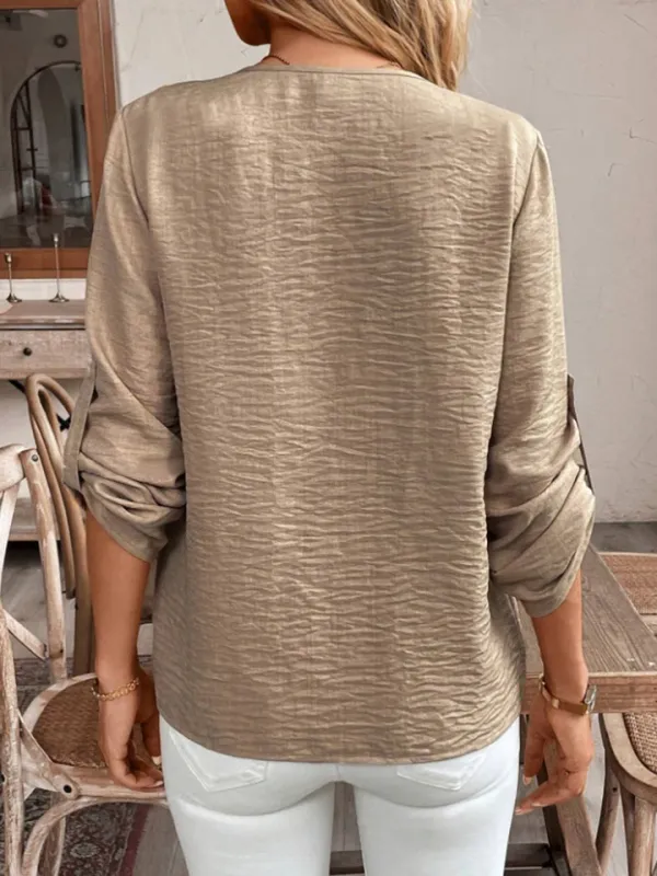 Detalhe do caimento e decote V da camisa feminina Musa Brasil
