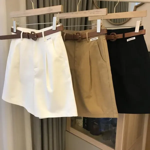 Shorts feminino perna larga detalhe do tecido e caimento