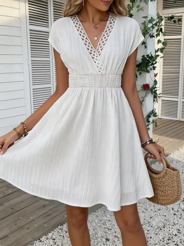 Vestido de Renda Francesa com Cintura Marcada e Manga Bufante
