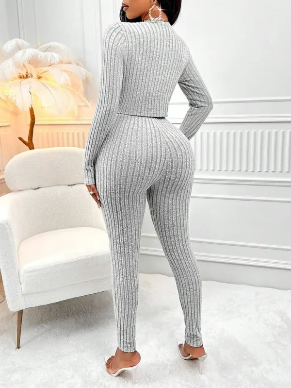 Detalhes da jaqueta com botão frontal do conjunto feminino