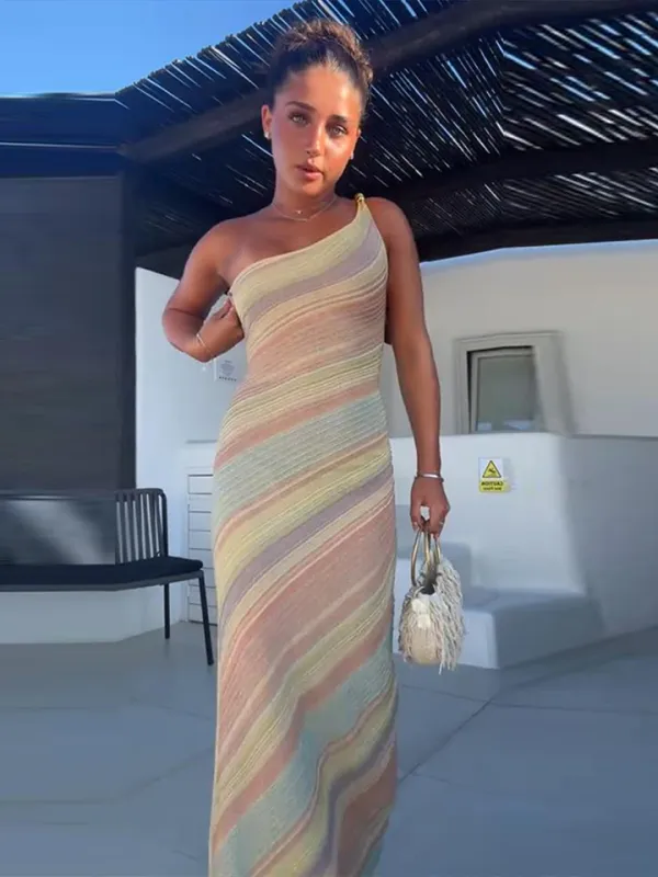 Vestido estampado longo sem mangas look pós-praia elegante