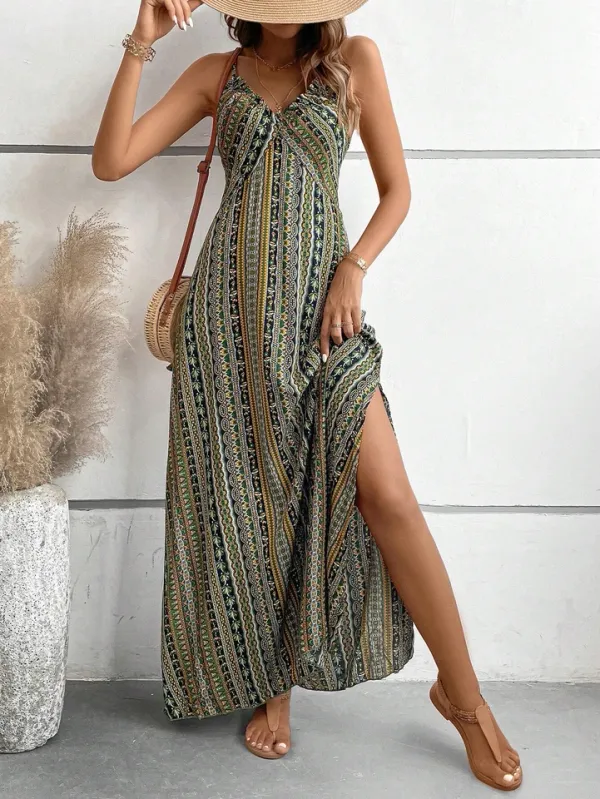 Detalhe das costas nuas e fenda na coxa do vestido boho feminino