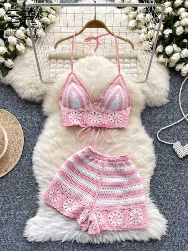 Conjunto feminino cropped renda halter e shorts elástico floral