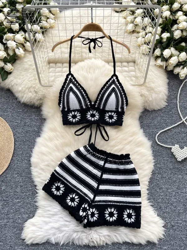 Detalhe do cropped halter com renda e recorte vazado floral