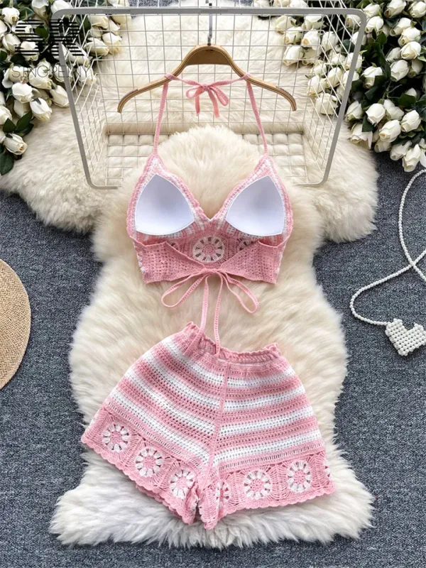Detalhes do shorts com cintura elástica e conjunto completo