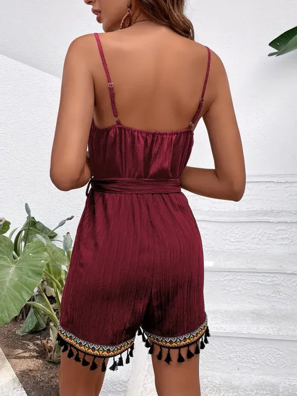 Macacão feminino étnico com detalhes de franjas coloridas