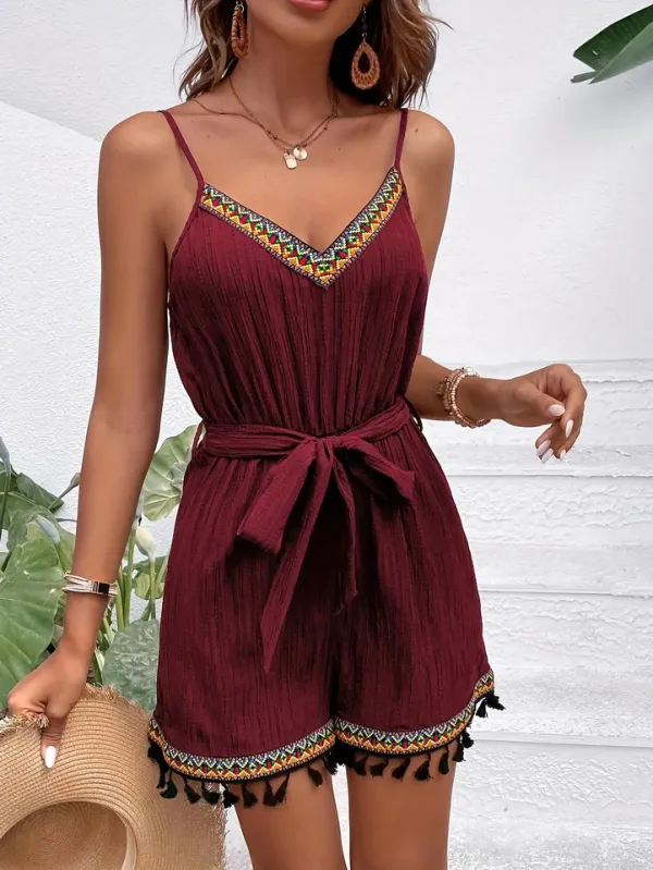 Look casual elegante feminino com macacão curto e cinto