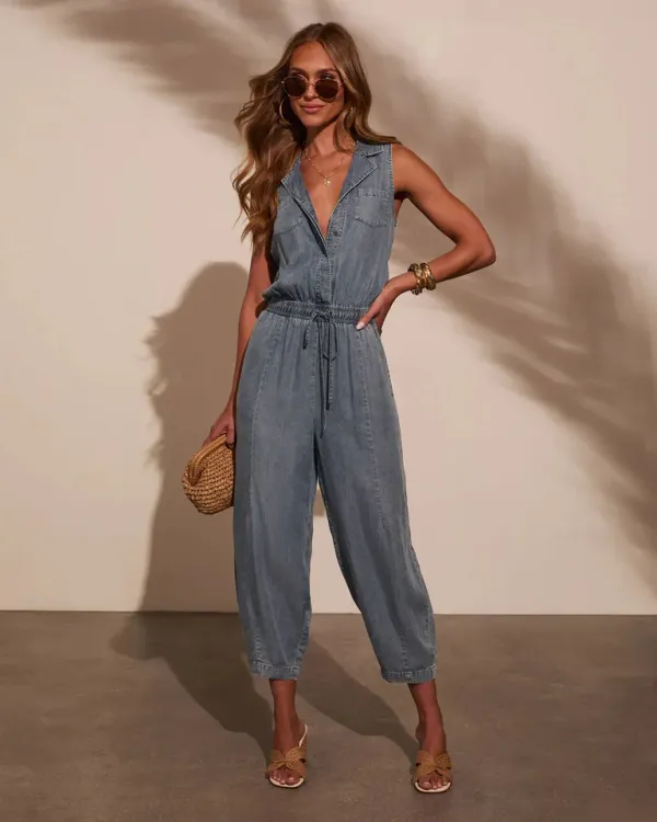 Macacão jeans feminino sem mangas com cordão e bolsos