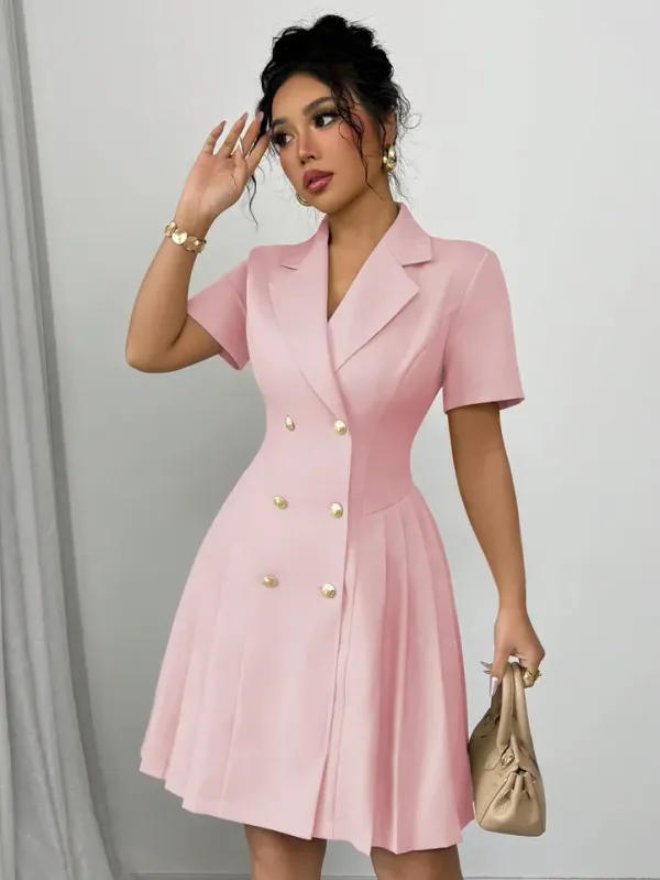 Detalhe lapela entalhada e abotoamento duplo vestido midi